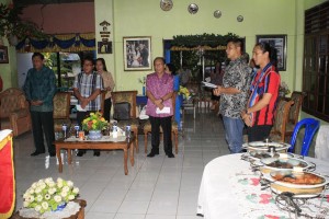 Wakil Walikota Manado DR Harley Mangindaan SE MSM, berbaur dengan Keluarga Besar Mengko Se Sulut dan undangan lain.