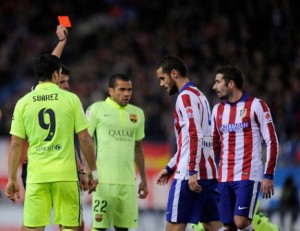 MADRID, SPAIN - JANUARY 28: Mario Suarez (2.R) of Club Atletico de Madrid is sent off by referee Gil Manzano during the Copa del Rey Quarter Final Second Leg match between Club Atletico de Madrid and FC Barcelona at Vicente Calderon Stadium on January 28, 2015 in Madrid, Spain. (Photo by Denis Doyle/Getty Images)