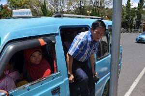 Tarif angkot masih akan di kaji kembali.
