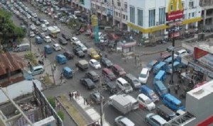 Kondisi transportasi darat di Kota Manado. Masih banyak Ranmor berplat luar gunakan BBM bersubsidi yang diperuntukkan bagi Sulut.