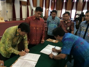 Walikota Manado, DR G.S Vicky Lumentut didampingi Wakil Walikota Manado, DR Harley Mangindaan SE MSM dan Sekretaris Kota Manado, Ir Harvey Sendoh, ketika memanda tangani Perjanjian Kinerja.