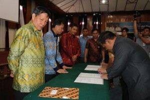 Kabag Humas dan Protokoler Pemkot Manado, Frangky Mocodompis menandatangani Perjanjian Kinerja SKPD, disaksikan oleh Walikota, Wakil Walikta dan Sekretaris Kota Manado.