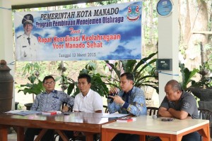 Sekretaris Kota Manado, Ir Harvey Sendoh Bersama Ketua KONI Manado, Hengky Kawalo dalam rapat Program Pembinaan Manajemen Olahraga.