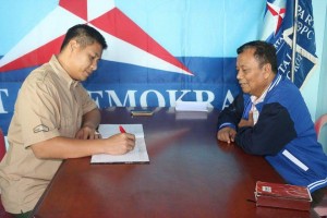 Ambil Formulir pendaftaran, Dr Harley Mangindaan SE MSM, jadi peserta pertama mendaftar di Partai Demokrat.