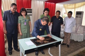 Penandatanganan dokumen prasasti pembangunan RS Mata Sulut.