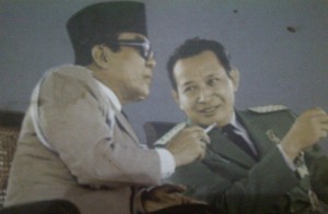 Presiden Soekarno (kiri) (Foto: Buku 34 Wartawan Istana Bicara Tentang Pak Harto)