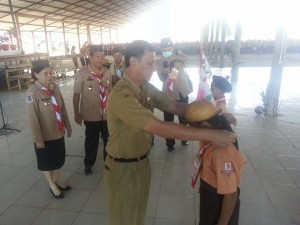 Sekertaris Kota Manado: Saat menyematkan tanda peserta pada pembukaan jambore pramuka. (foto : Dion/MediaManado.com)