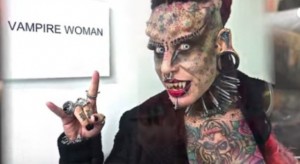 Wanita Vampir yang ternyata religius (Foto: Solopos)