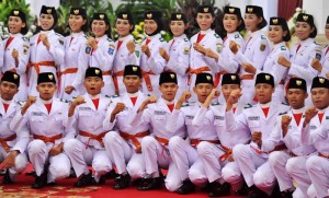 Maria Felicia Gunawan Pembawa Baki sang Saka Merah Putih.
