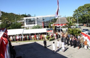 Pengibaran bendera di KJRI Noumea. (Foto: KJRI Noumea)
