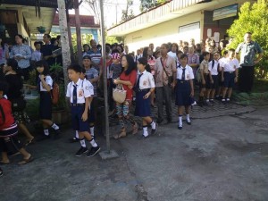 Para siswa/siwa SMPN 10 Manado saat di antara para orang tua murid di awal sekolah. foto : Dion/MediaManado.com.
