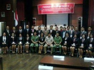 Foto : Bupati Mitra James Sumendap SH bersama para peserta Diklat PIM III di Balai pelatihan kesehatan.