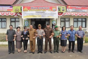 Walikota JFE bersama pemangku kepentingan lainnya ketika mengikuti Apel gelar pasukan operasi mantap praja dalam rangka pengamanan pemili kepala daerah 2015 di Polres Tomohon. (Foto : Merryane “RyRy” Kandoli).