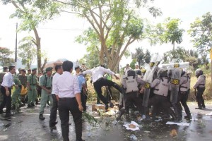 Terpantau, demo anarkis bersama anggota praja Polres Tomohon dalam rangka pengamanan Pilkada 2015. (Foto : Merryane “RyRy” Kandoli).