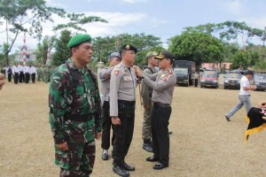 Suasana Apel gelar pasukan operasi mantap paraja dalam rangka pengamanan pemilu kepala daerah serentak tahun 2015 wilayah hukum Polres Tomohon, dilaksanakan di halaman Mapolres. (Foto : Merryane “RyRy” Kandoli)