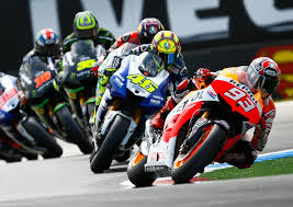 Jorge Lorenzo mengaspal di trek Silverstone yang basah (foto: crash.net)