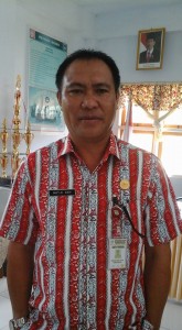 Kepsek SMKN 1 Ratahan Notji Ohy di sela-sela melakukan tugas dan tanggung jawab di ruang kerjanya. (Foto : Merryane Kandoli MediaManado.com)