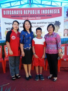 Flienschy Tamaka di apit Kepala Sekolah SD 04 Karombasan Manado Nice J Palit,S.Pd,bersama Noflin Wenas,S.Pd orang tua dari Flienschy Tamaka dan Selfie Langitan,S.Pd guru pemimbing. (foto : Dion/MediaManado.com)