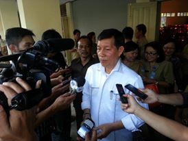 Walikota Manado GS Vicky Lumentut saat mendengarkan keluhan para guru se-kecamatan tikala. (foto: Dion/MediaManado.com)