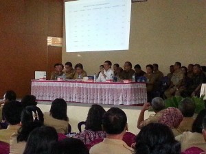 Walikota Manado GS Vicky Lumentut saat mendengarkan keluhan para guru se-kecamatan tikala. (foto: Dion/MediaManado.com)