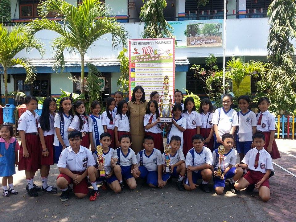 Kepala Sekolah Deitje Karinda,S.Pd bersama para siswa SDN 11 Manado.(foto: Dion/MediaManado.com)