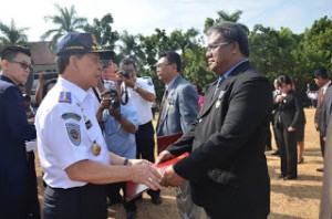SHS Serahkan Pengharggaan dan Bantuan di Harhubnas Tingkat Provinsi Sulut.