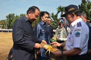 Diterima Lomban, Gubernur Serahkan Sertifikat Tanah RS Manembo-Nembo.