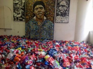 Seniman Afsel menyulap sampah plastik jadi lukisan unik (Foto: Oddity Central)