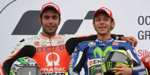 Danilo Petrucci (kiri) dan The Doctor (foto: pramacracing.com)