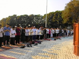 Pj. Gubernur Sholat Ied dan Berbagi Hewan Kurban.