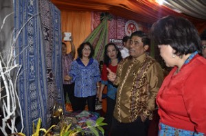 Sumarsono Tertarik Kerajinan Kain Bentenan.