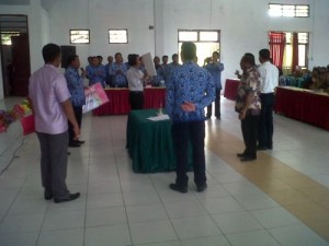 Bupati SWM Serahkan Dana Hibah Bantuan Sosial.