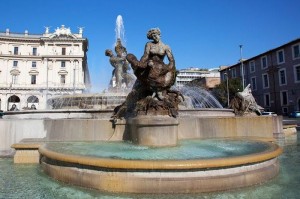 Air Mancur Naiads, air mancur bersejarah di Roma, tempat lokasi kejadian turis berenang bugil (Foto: Mirror)
