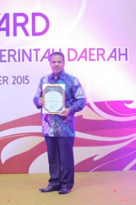 Pemkot Terima Penghargaan JKN Award 2015 Dari Menkes.