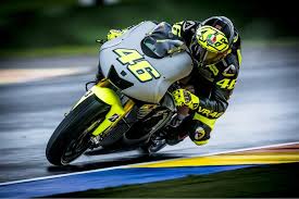 Rossi sudah menang di puluhan sirkuit MotoGP. (Foto: AFP/Glyn Kirk)