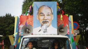 Warga membawa poster Ho Chi Minh. (Foto: AFP)