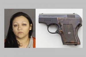 Ashley Cecilia menyembunyikan pistol di organ vital. (Foto: AFP)