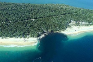 Sebuah lubang raksasa tercipta di pinggir pantai Queensland, Australia (Foto: ABC).