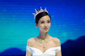 Pengguna situs media sosial Weixin dan Weibo tengah dikejutkan dengan menyebarnya video penari bugil mirip Angelababy.