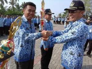 Sekda Serahkan Hadiah Lomba Dalam Memperingati 2 Tahun Kepemimpinan.