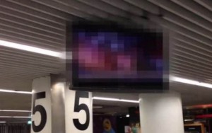 Tayangan porno di TV Bandara Lisbon bikin syok penumpang (Foto: Mirror)