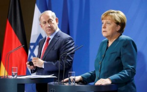 Kanselir Jerman Angela Dorothea Merkel (kanan) bantah teori Holocaust Benjamin Netanyahu (Foto: Guido Bergmann/REUTERS)