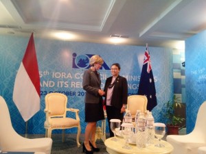 Menlui RI Retno Marsudi dan Menlu Australia Julie Bishop dalam pertemuan IORA di Padang, Sumatera Barat. (Foto: Twitter Kemlu RI)