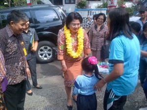 Di Kelurahan Meras Ibu Tri Rachayu Serahkan Bantuan Pendidikan.