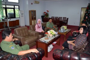 Karo Pemerintahan dan Humas Setdaprov Sulut Dr. Jemmy S. Kumendong, MSi saat menerima Tim UGM-NZAID CaRED Program di bidang panas bumi Ir. Pri Utami, MSc, PhD di ruang kerjanya Senin (18/01).