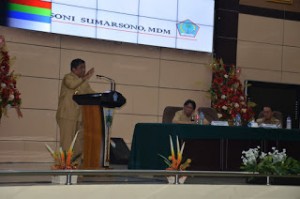 Penjabat Gubernur Sulut Dr Soni Sumarsono MDM saat menyampaikan arahannya dihadapan para Bupati Walikota se-Sulut dalam rangka Evaluasi RKPD Tahun 2015 di Graha HV Worang Bumi Beringin Manado, Selasa (19/01).