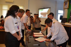 Dr Soni Sumarsono MDM ikut pula menandatangani Perjanjian Kerja Sama Cetak Sawah dengan tujuh Kebupaten Kota bersama Unsur TNI.
