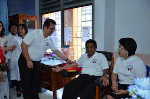 Sumarsono dan Ibu Tri Rachayu Lakukan Pemeriksaan Darah.