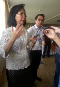 Rektor Unsrat Prof. Dr. Ir. Ellen Joan Kumaat, M.Sc. DEA saat diwawancarai para wartawan.