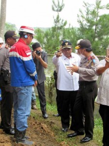 Penjabat Gubernur Sulut Dr. Sonni Sumarsono, MDM saat meninjau dilokasi panas bumi (pabum) Lahendong,.